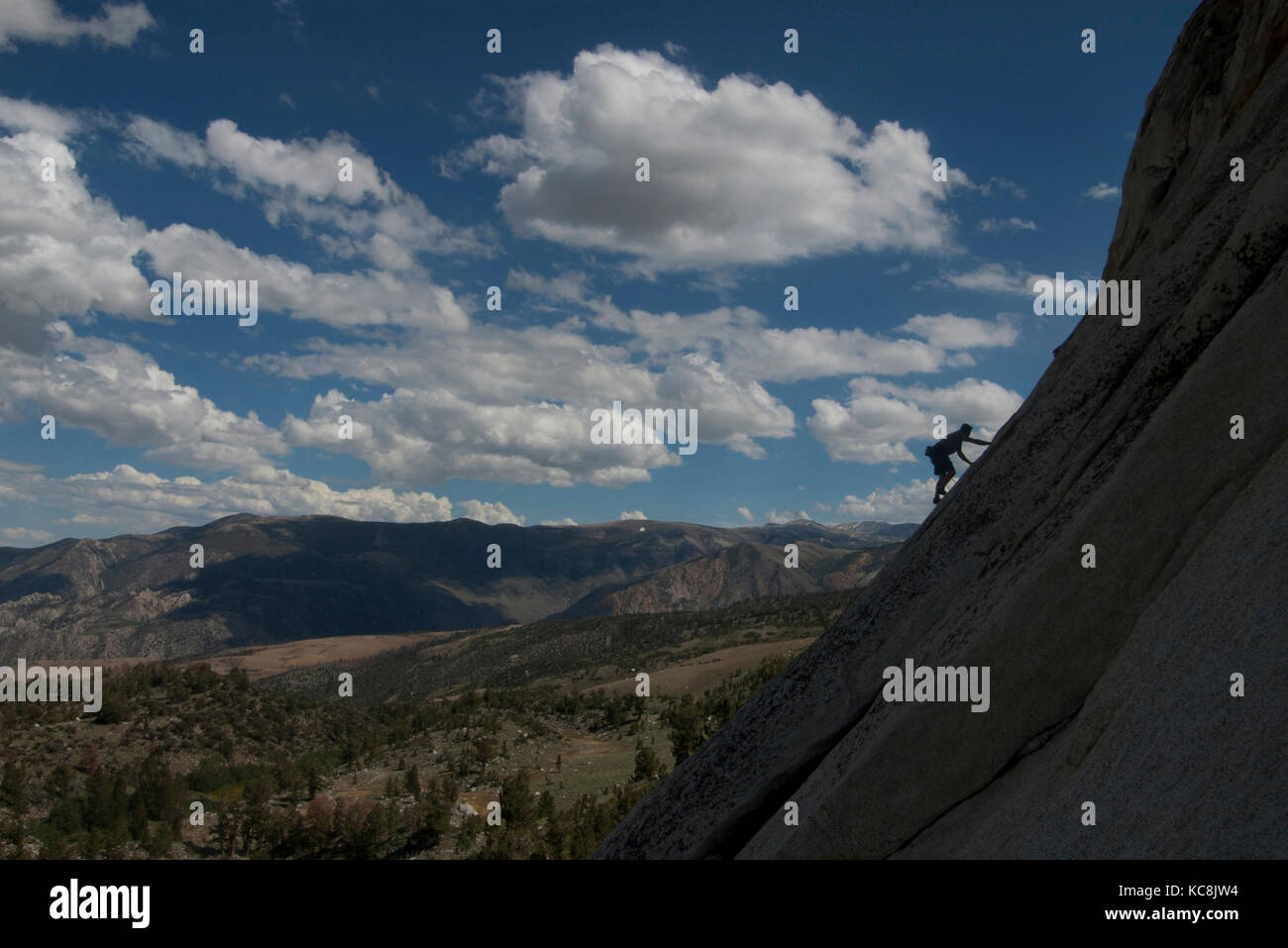 Silhouette di un rocciatore nel latticello paese eastern sierra nevada california Foto Stock