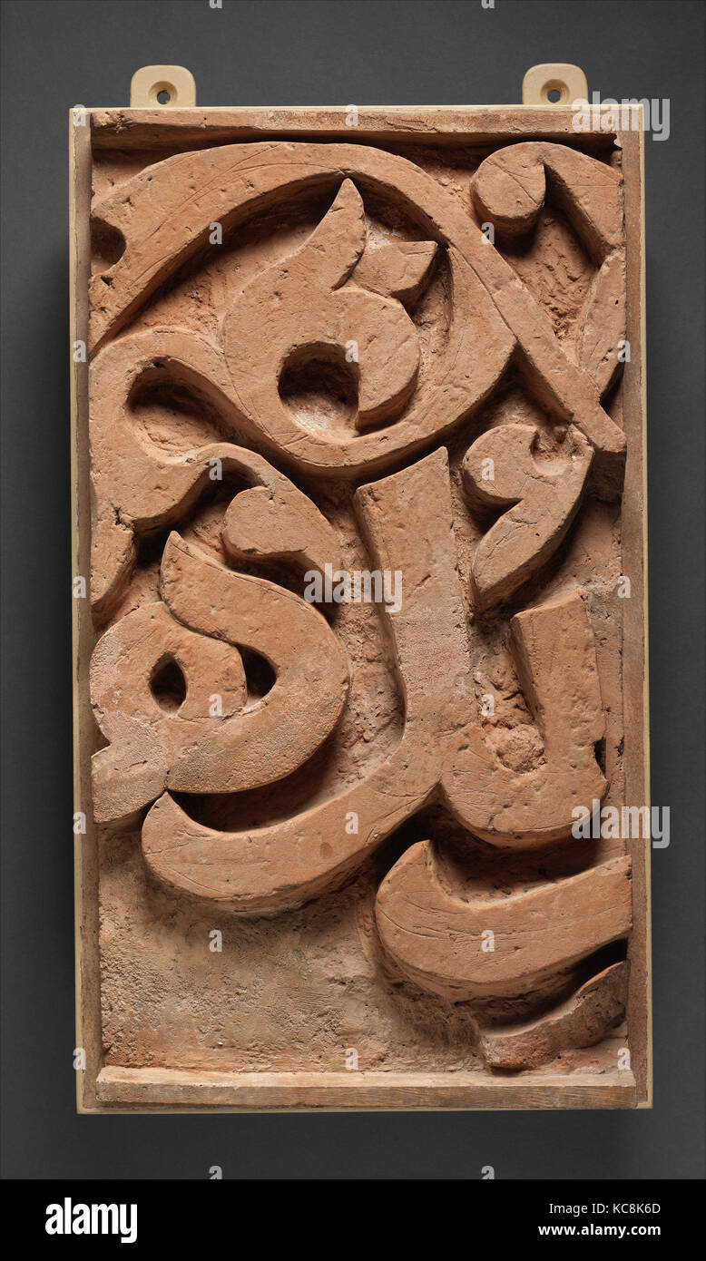 Frammento di un fregio, XI secolo, realizzato in Iran, Nishapur, terracotta; intagliato e dipinto, H. 20 7/8 in. (53 cm), scultura, questo Foto Stock