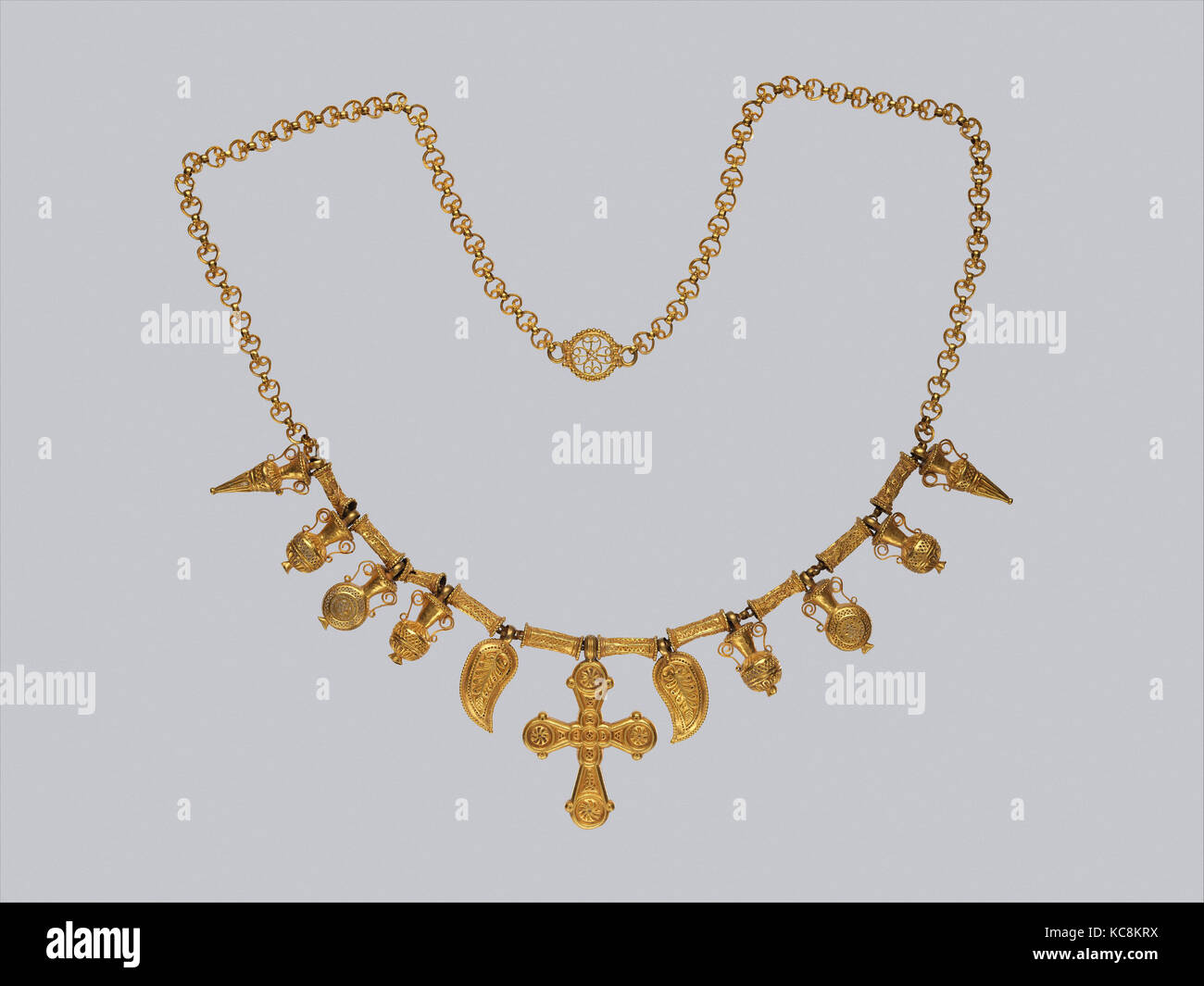 Collana in oro con ornamenti, VI secolo, bizantina, oro, 34 7/8 × 2 11/16 x 9/16 in., 7oz. (88,6 × 6,8 × 1,4 cm, 225g), metallo Foto Stock