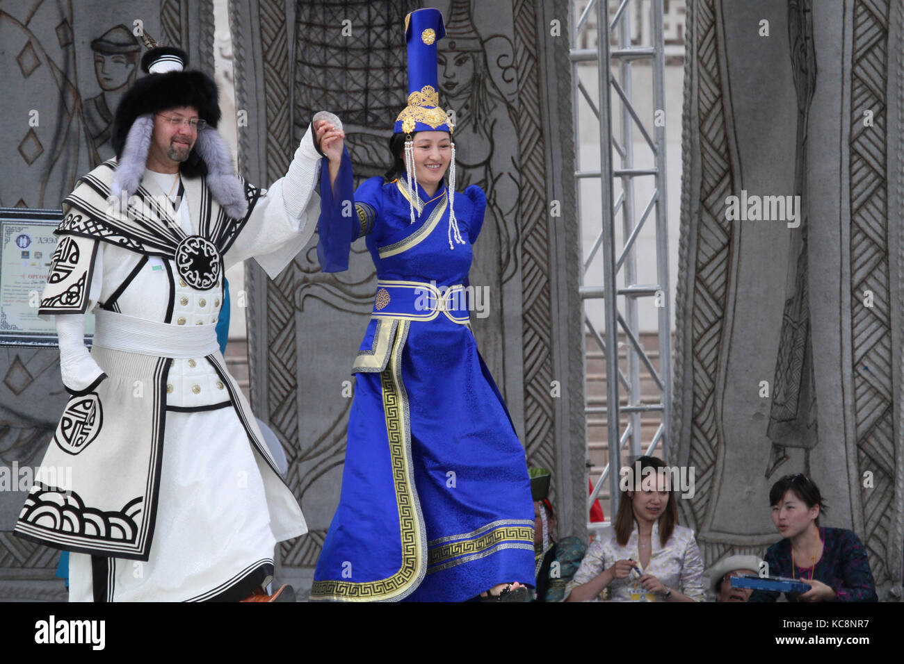 ULAN BATAAR, Mongolia, luglio, 20 - Persone in abiti tradizionali durante il Naadam festival di mezza estate, il 20 luglio 2013 in Ulan Bataar, Mongolia. Naadam è Foto Stock