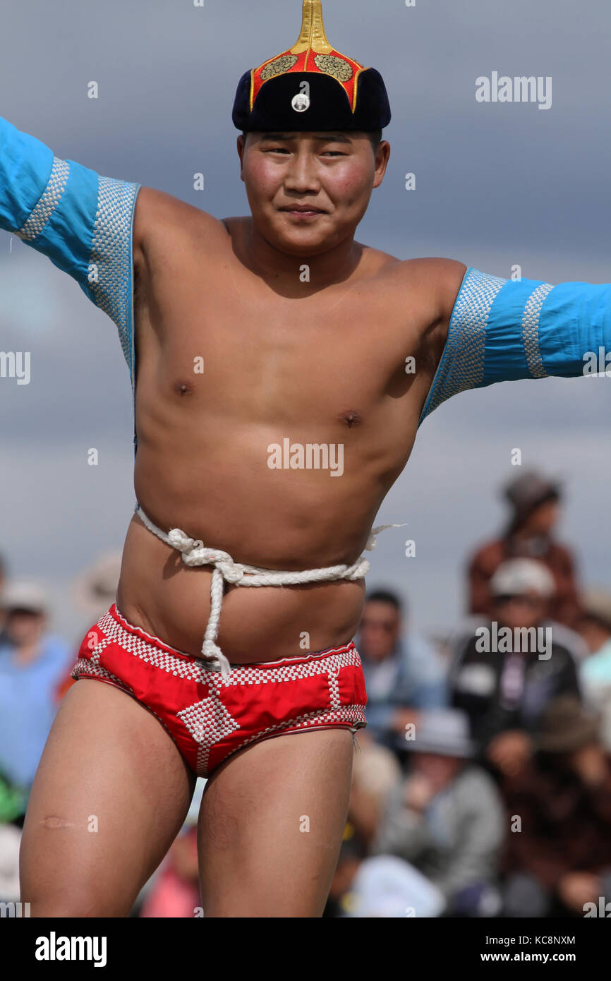 KHARKHORIN, Mongolia, luglio, 8 - wrestling mongola durante il Naadam festival di mezza estate, in data 8 luglio 2013 in Kharkhorin, Mongolia. Naadam è inscritto in Foto Stock