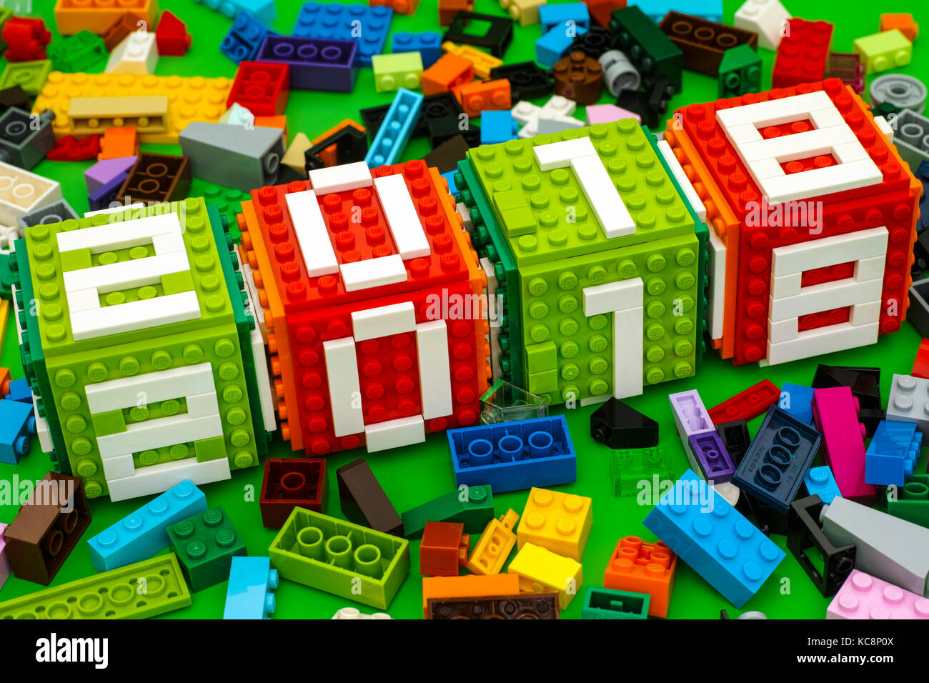 Tambov, Federazione russa - 28 settembre 2017 lego nuovo anno 2018 concept. lego cubetti con numeri 2 0 1 8 su sfondo verde con alcuni mattoncini lego Foto Stock