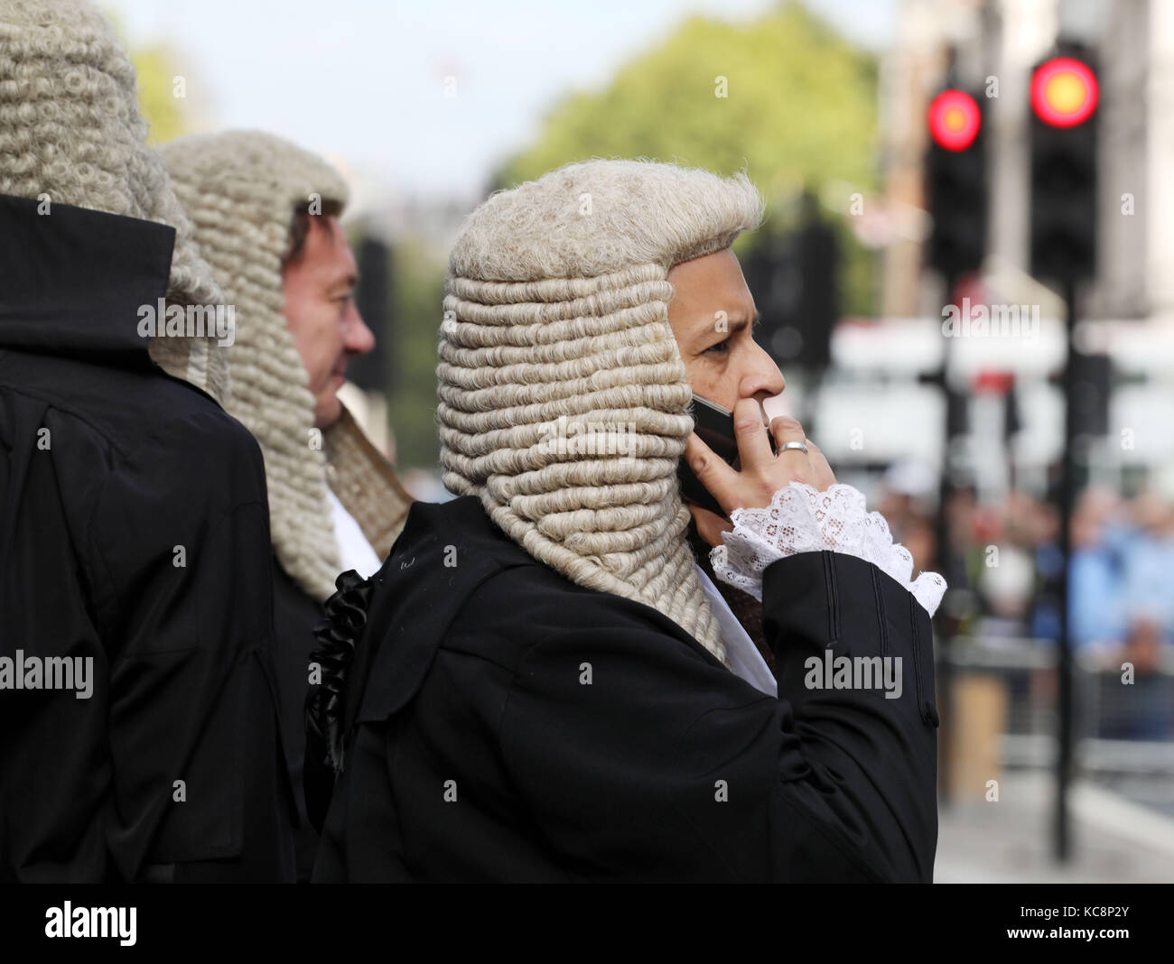 Pic mostra Laywer sul telefono cellulare in attesa di accedere alla House of Commons Pic da Gavin Rodgers/Pixel 8000 Ltd Foto Stock