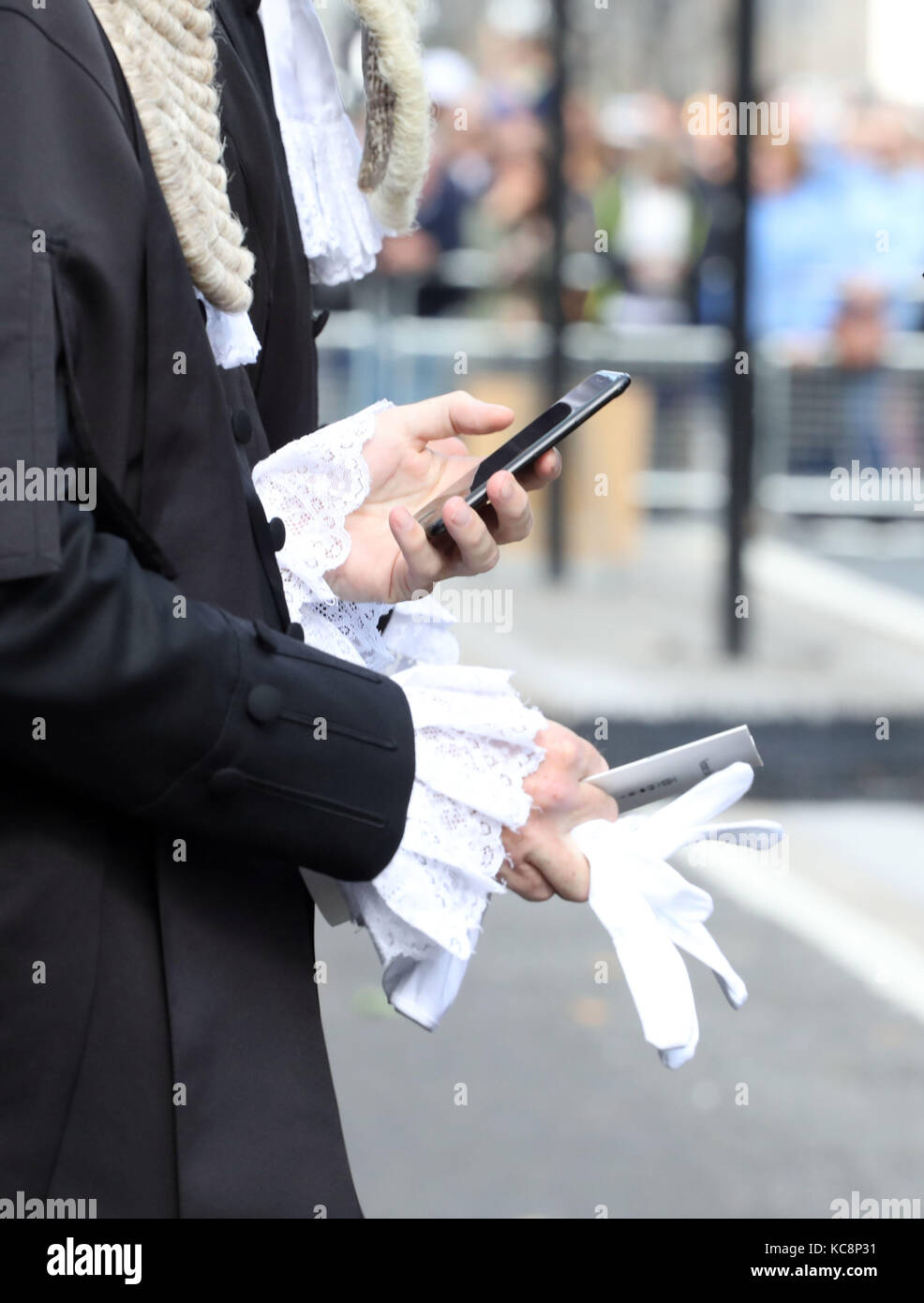 Pic mostra Laywer sul telefono cellulare in attesa di accedere alla House of Commons Pic da Gavin Rodgers/Pixel 8000 Ltd Foto Stock