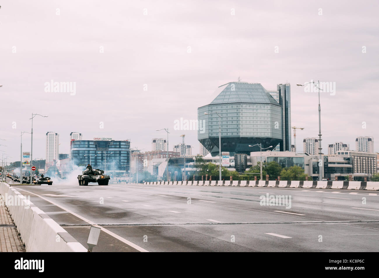 La Bielorussia Minsk. Attrezzature militari in movimento in prossimità biblioteca nazionale della Bielorussia durante la formazione prima celebrazione della Festa Nazionale - Il Independen Foto Stock