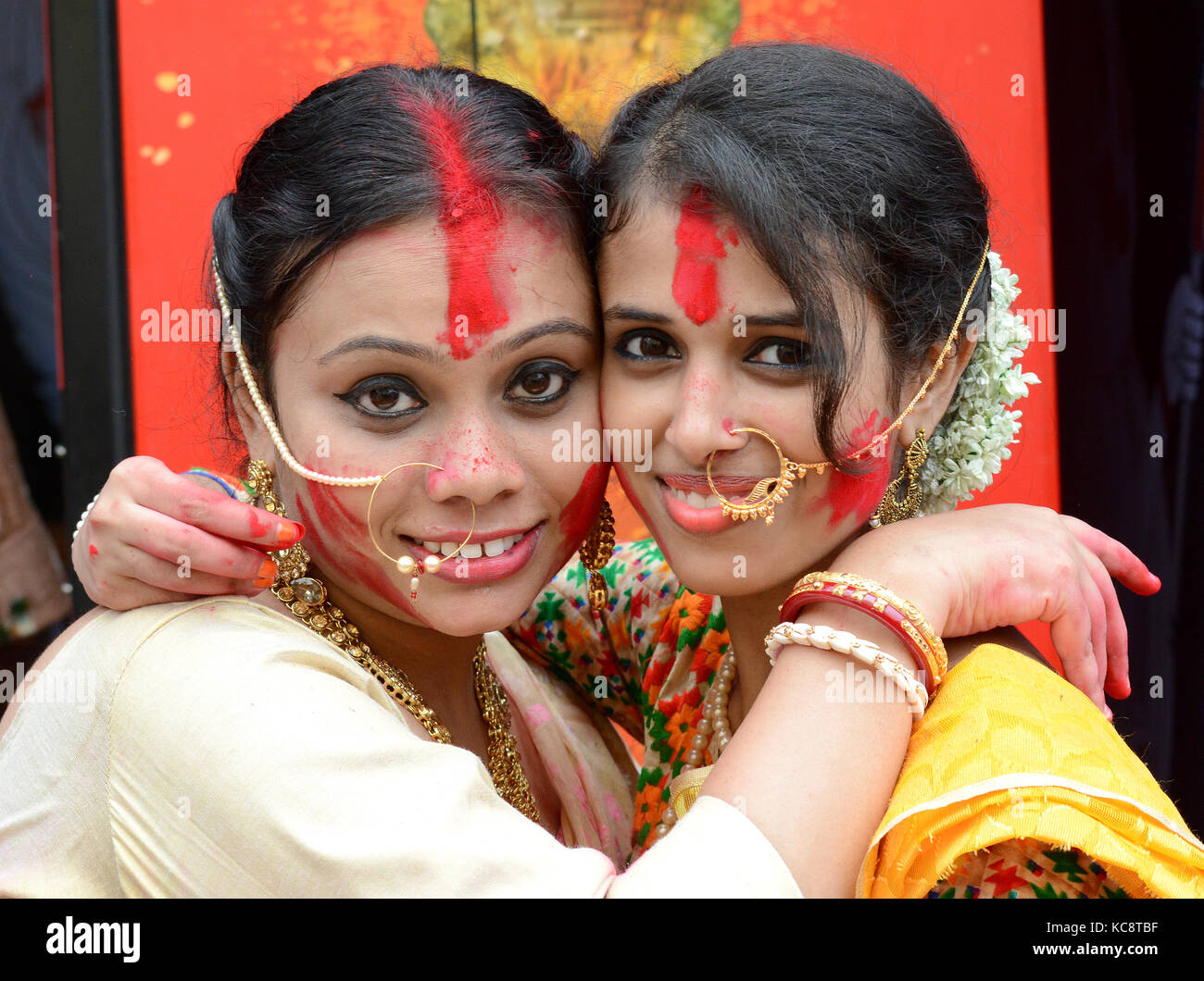 Celebrando Durga Puja con Sindoor Khela Foto Stock