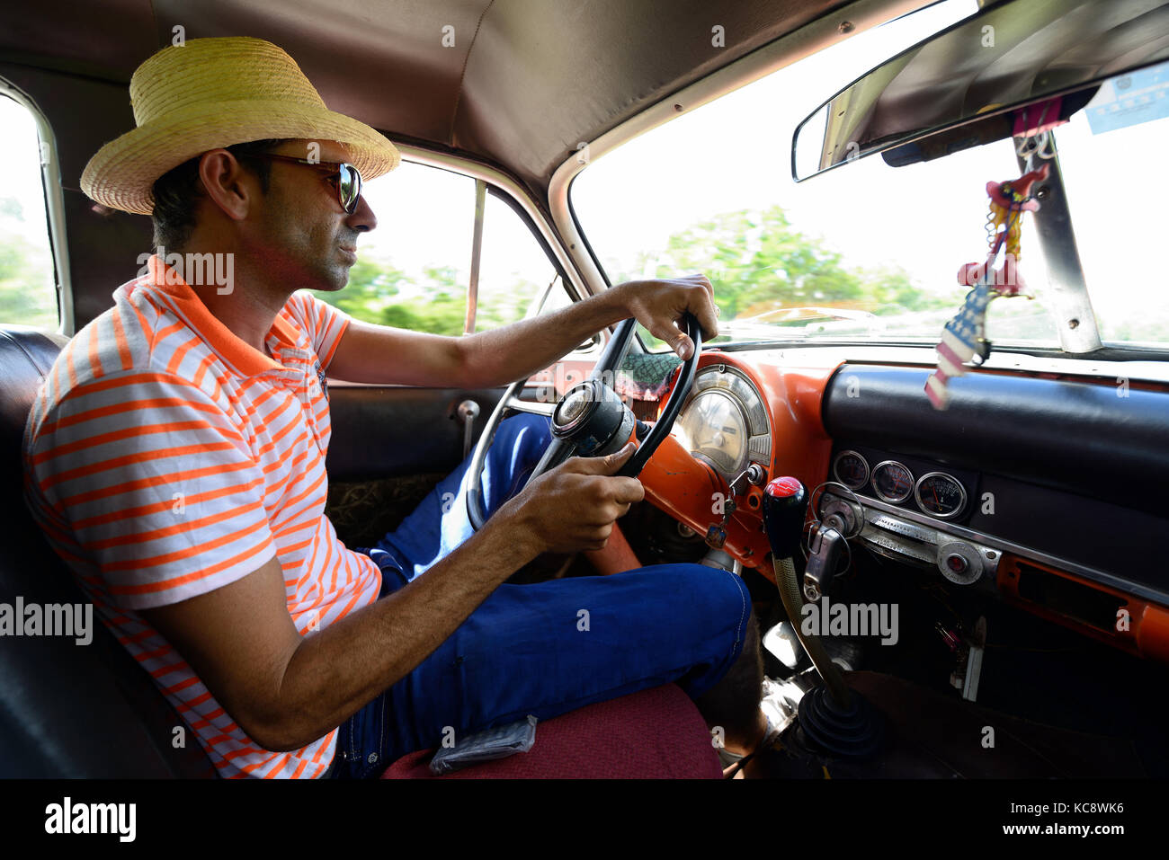 L'Avana, Cuba - 01 novembre 2016: taxi cubano conducente dietro la ruota nella vecchia classica americana in auto nel centro di Avana vecchia Foto Stock