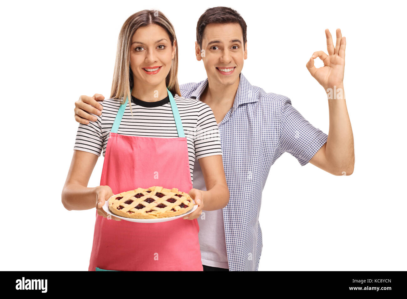 Giovane donna tenendo un pane appena sfornato torta e un giovane uomo che fa un segno ok isolati su sfondo bianco Foto Stock