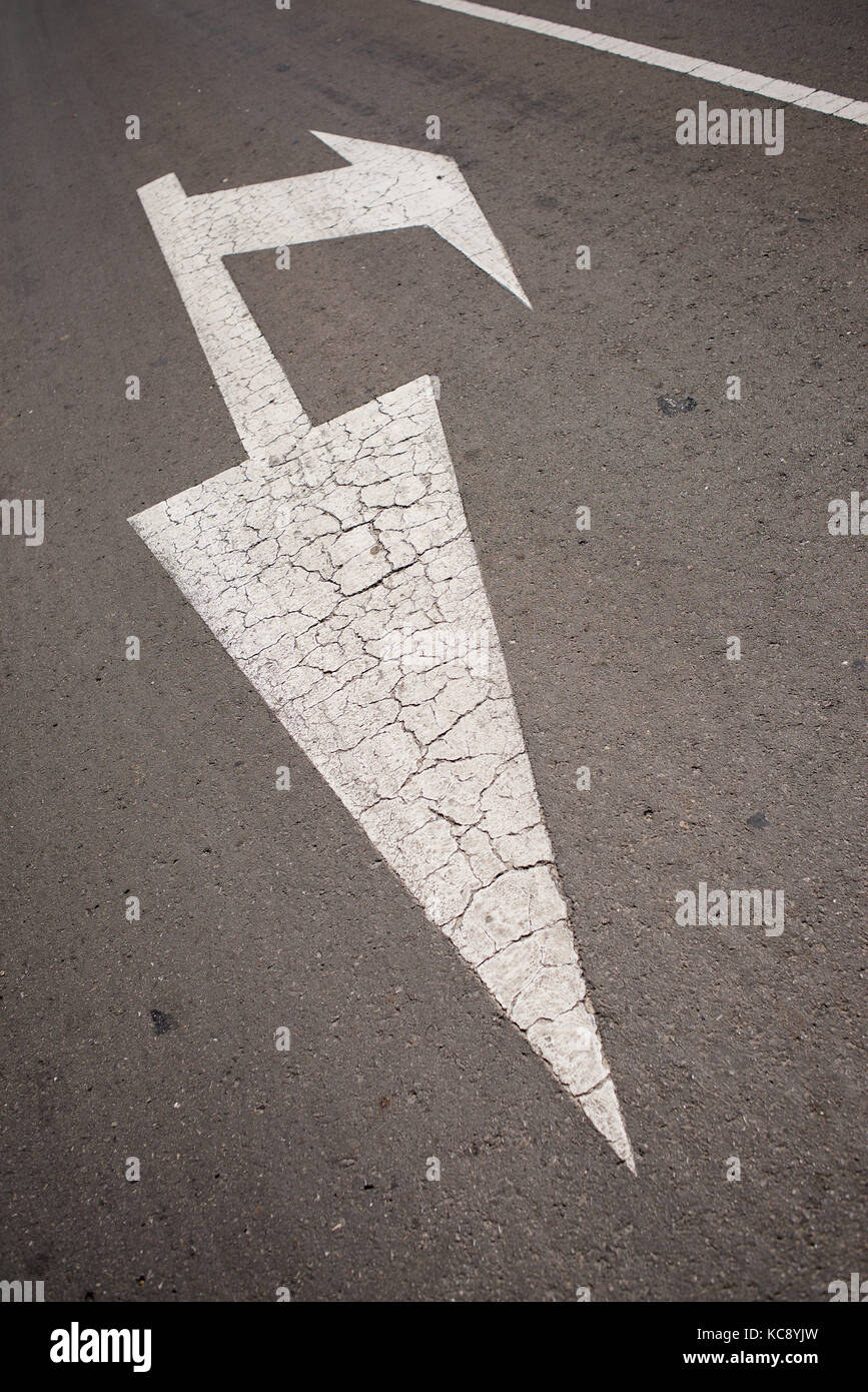 Frecce sulla strada immagini e fotografie stock ad alta risoluzione - Alamy