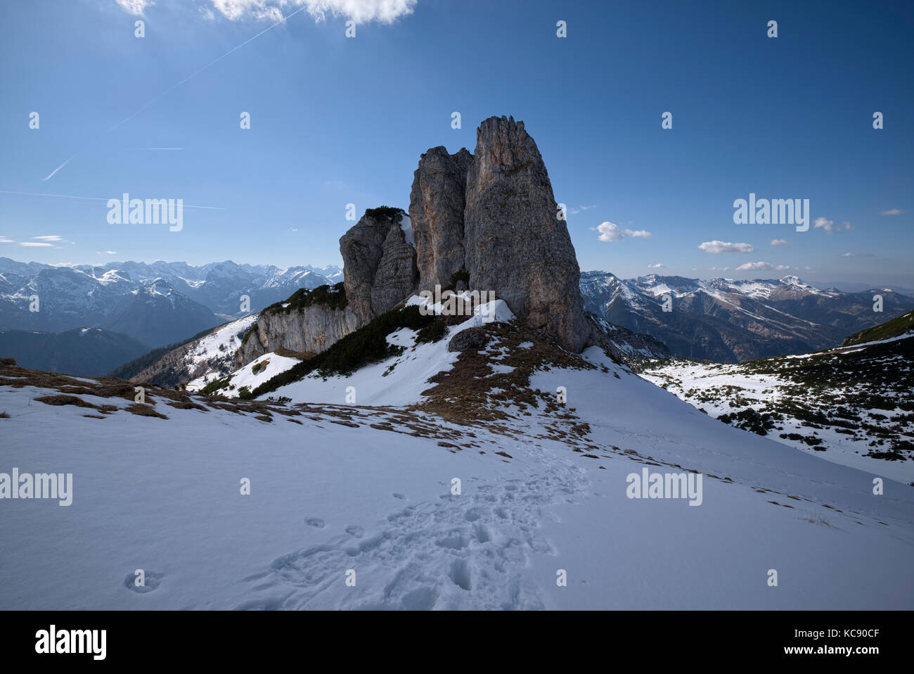 Montagna cresta con gate di roccia steinernes tor in un innevato paesaggio di montagna, Maurach, achensee, Austria Foto Stock