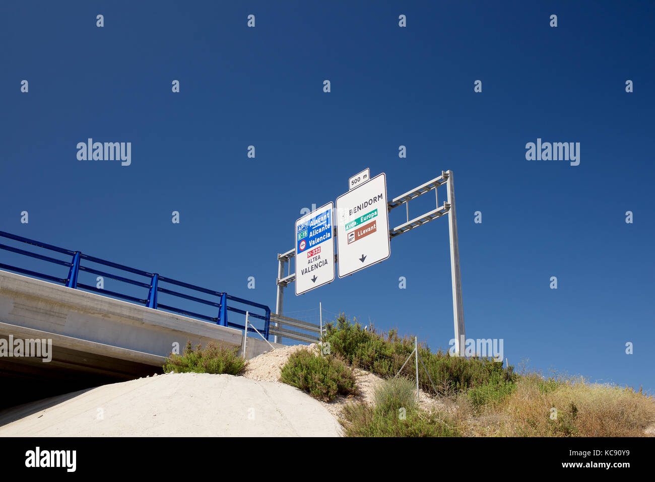 Direzione strada segni - benidorm Foto Stock