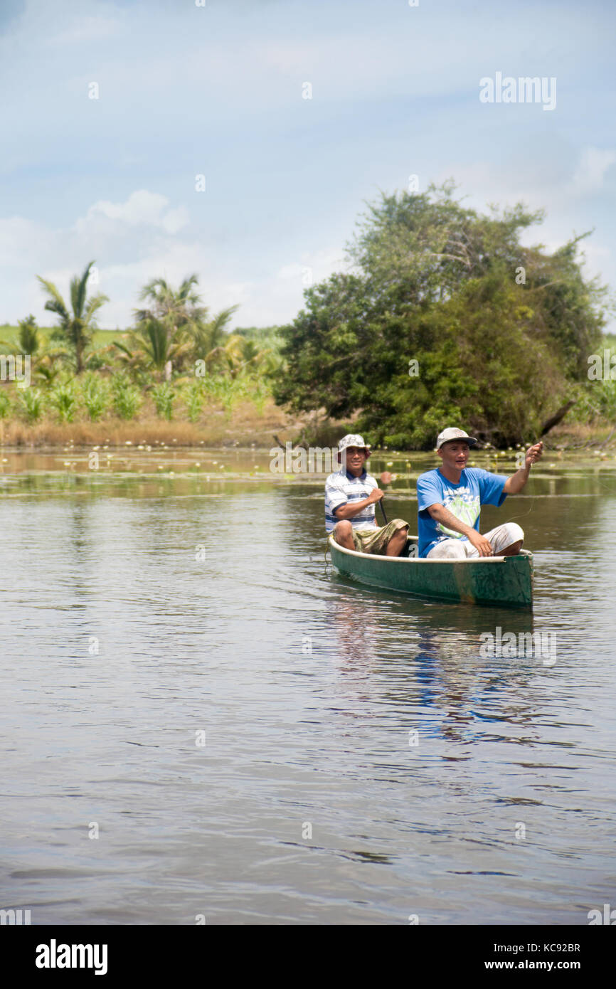 Due gli uomini messicani di pesca sul fiume Foto Stock