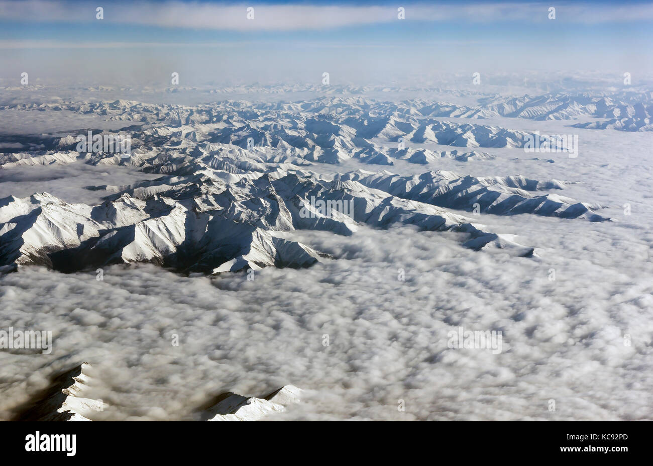L'Himalaya sotto le nuvole. Vista dall'aereo - Tibet Foto Stock