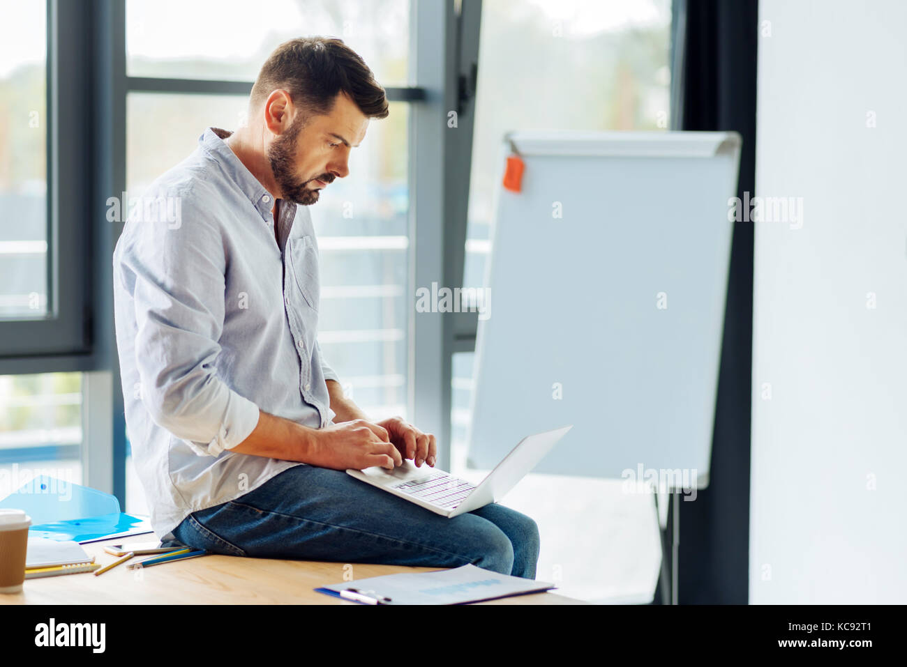 Attento brunette digitando messaggio sul computer Foto Stock
