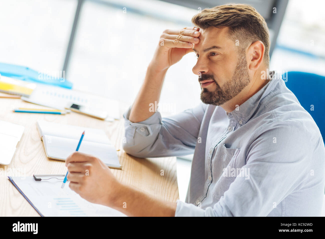 Considerato lavoratore di ufficio seduti in posizione semi Foto Stock