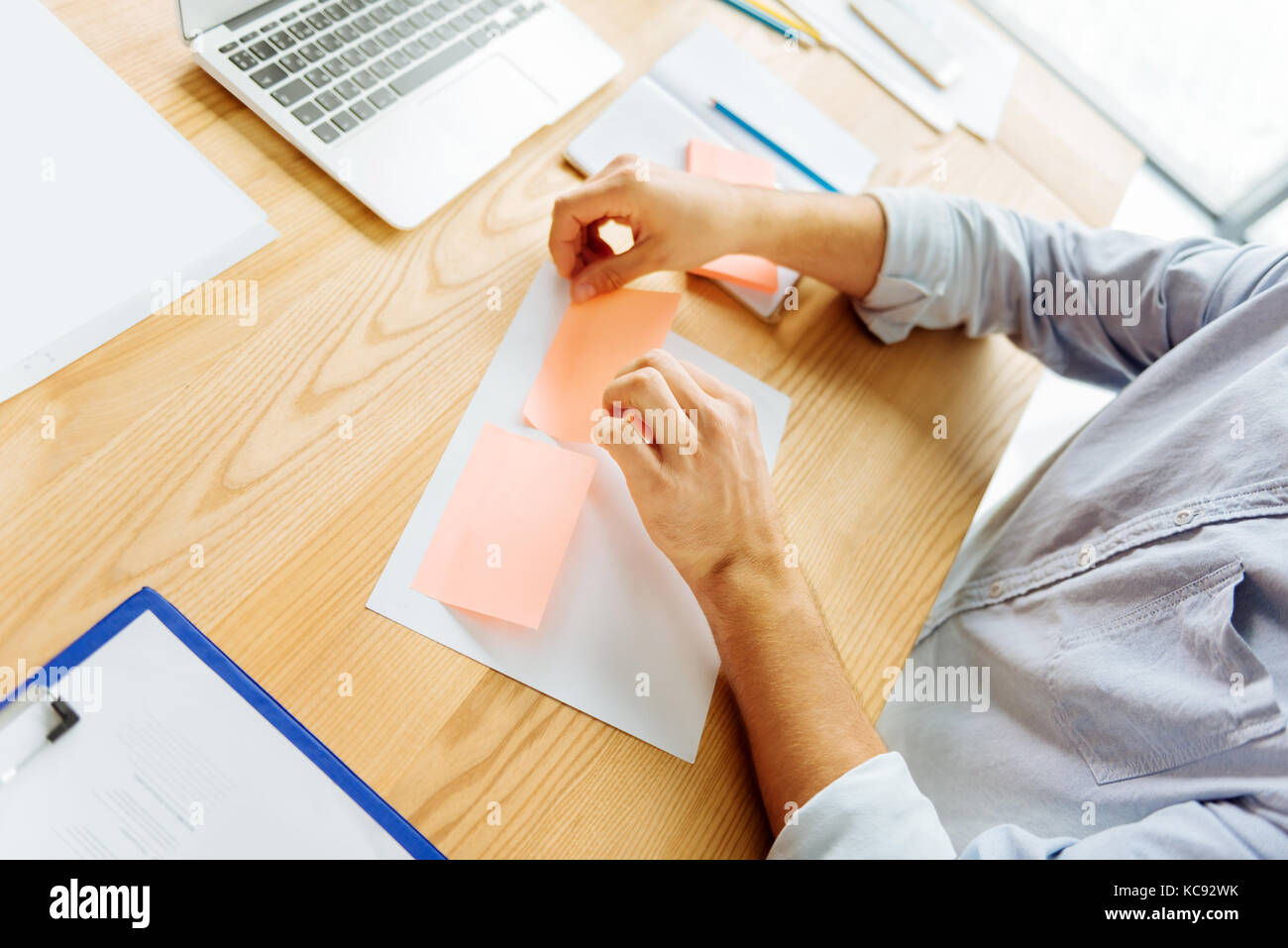 Vista superiore del maschio di mani che essendo sul tavolo Foto Stock