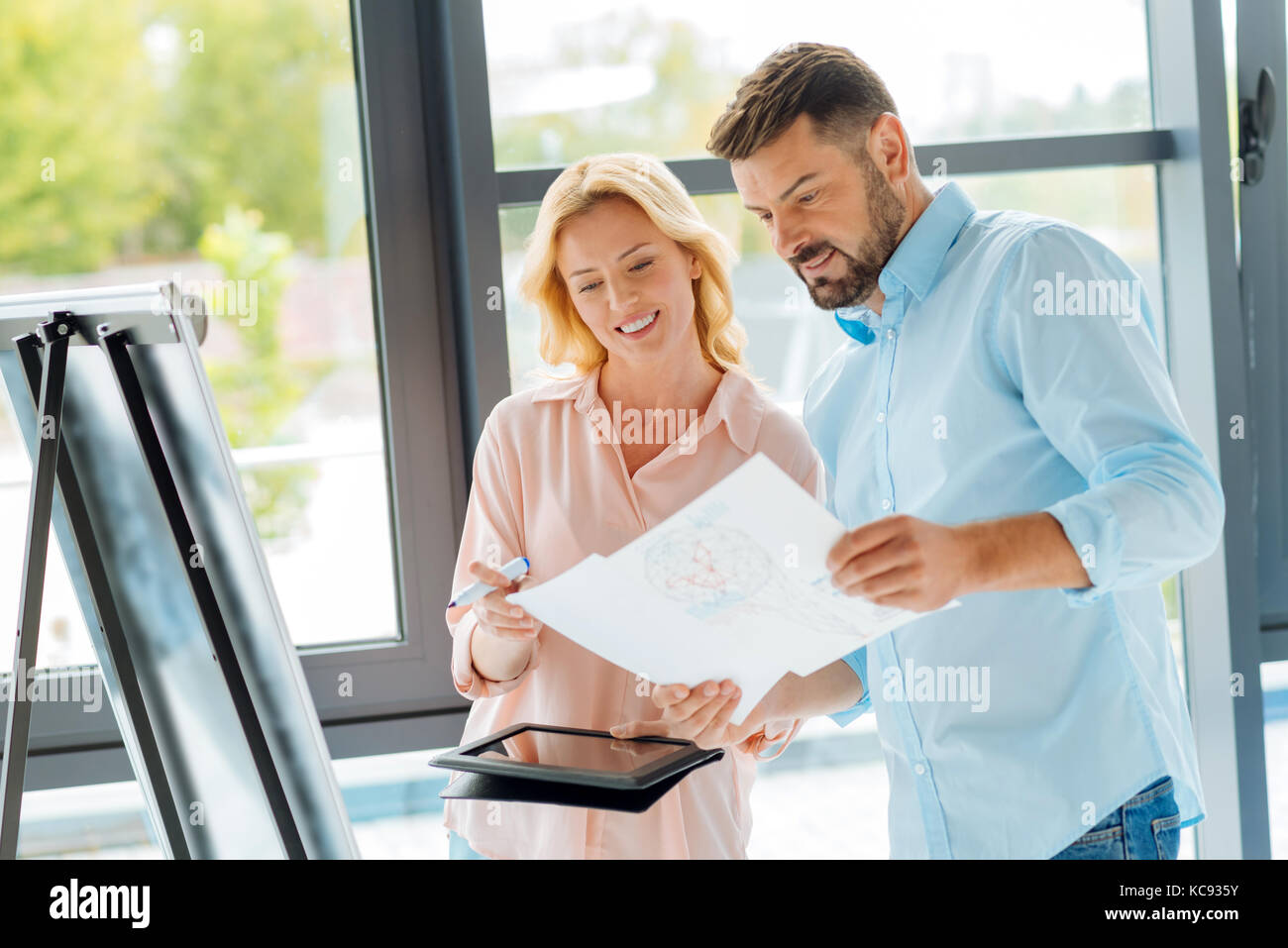Gentili colleghi che lavorano insieme al loro progetto Foto Stock
