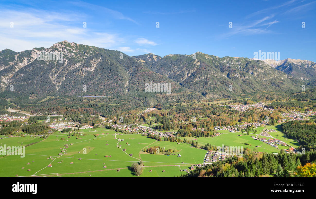 Paesaggio di antenna con fresco verde prato pascolo in Baviera valle alpina Foto Stock