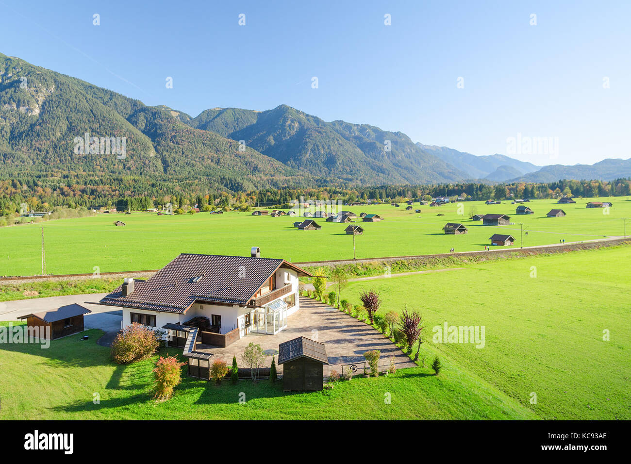 Paesaggio di pascolo alpino terreni in valle presso colline ai piedi delle Alpi bavaresi Foto Stock