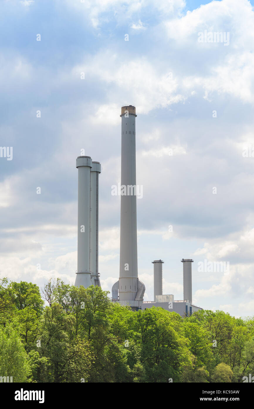 Principali cause di inquinamento ambientale in atmosfera è di emissioni industriali da pianta camino Foto Stock
