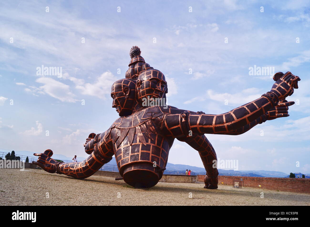 La scultura intitolata tre teste sei bracci dall artista cinese Zhang huan situato nel forte di belvedere a Firenze Italia Foto Stock