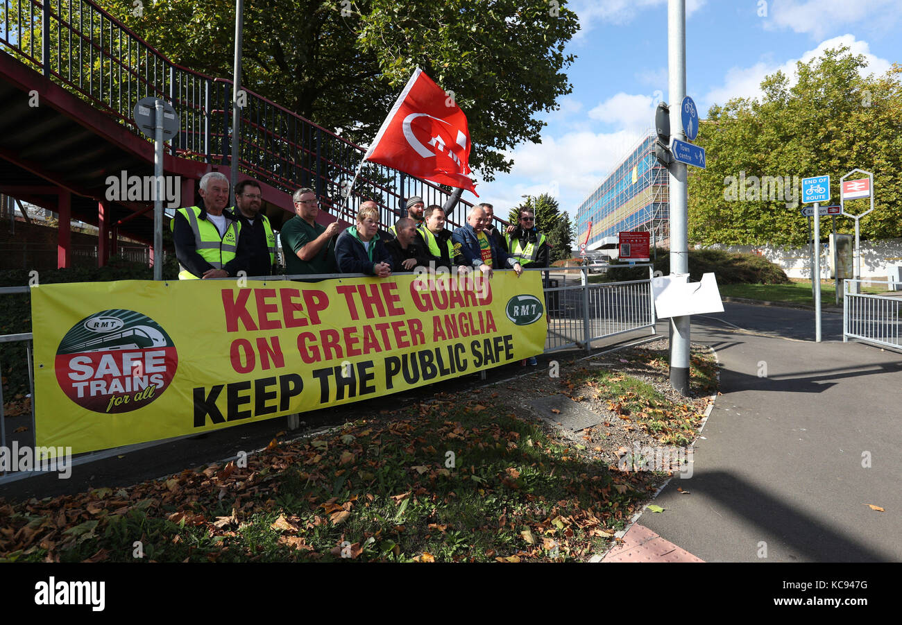 Membri della rmt unione sulla linea di picchetto come essi lo stadio a 24 ore di sciopero alla stazione di Colchester, come lavoratori su southern, merseyrail, arriva ferrovia nord e maggiore anglia sono in caso di controversie riguardanti il ruolo della guardia. Foto Stock