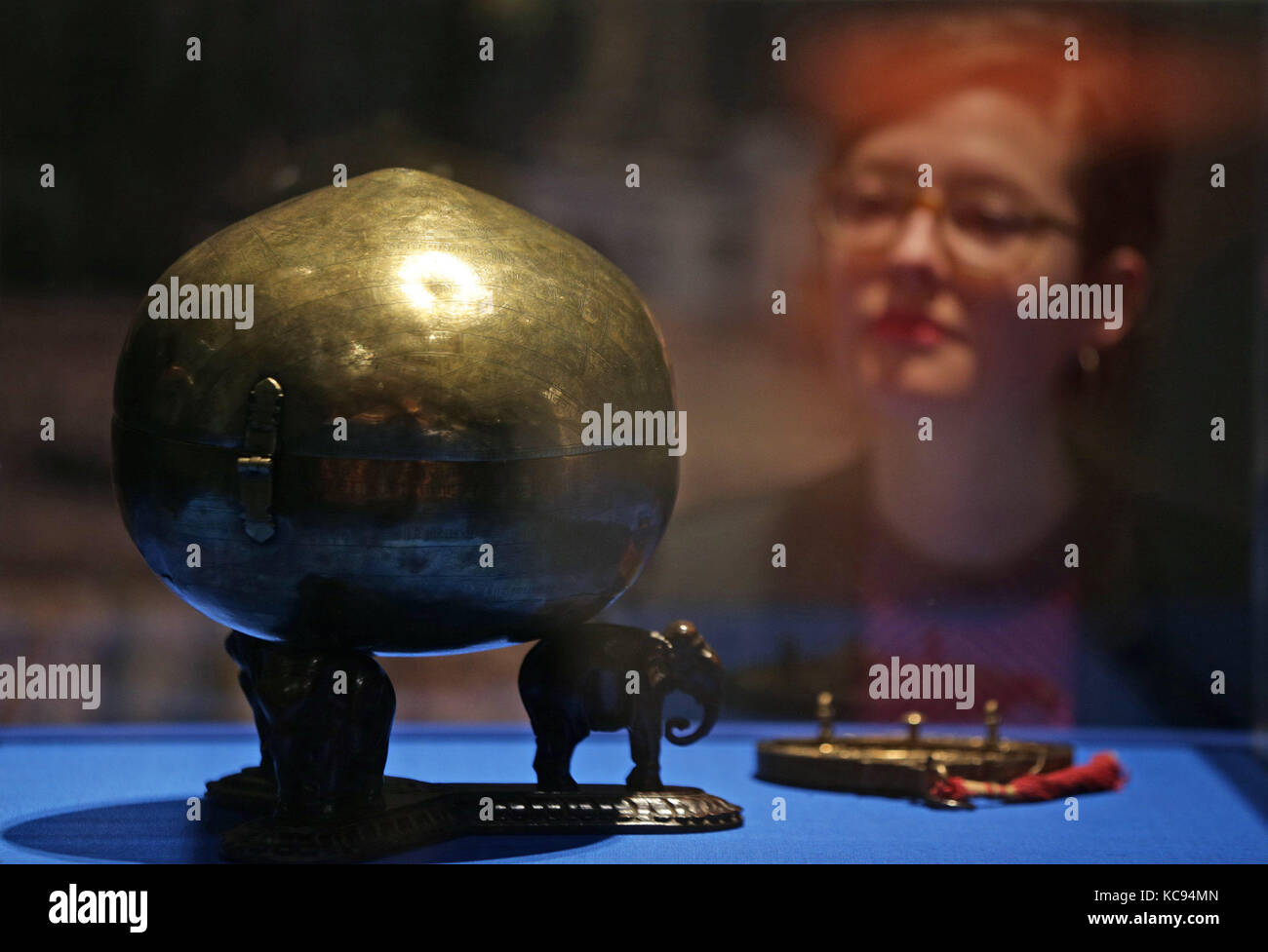 Un bhugola (1571) o "terra-ball' - un quasi sferiche scatola in metallo inciso con una mappa del mondo, comunemente utilizzati come contenitori per la conservazione di ingredienti quali betel, calce e noci di arec dado, in mostra presso il museo della scienza di illuminare l'india esposizioni presso il Science Museum di Londra. Foto Stock