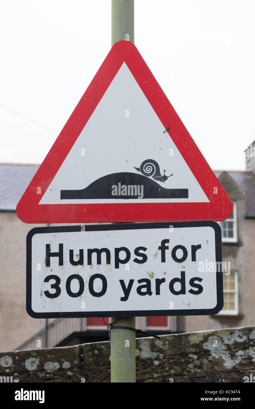 Segnale stradale umoristico - humps per 300 metri con lumaca - Lerwick, Shetland Islands, Scotland, UK Foto Stock