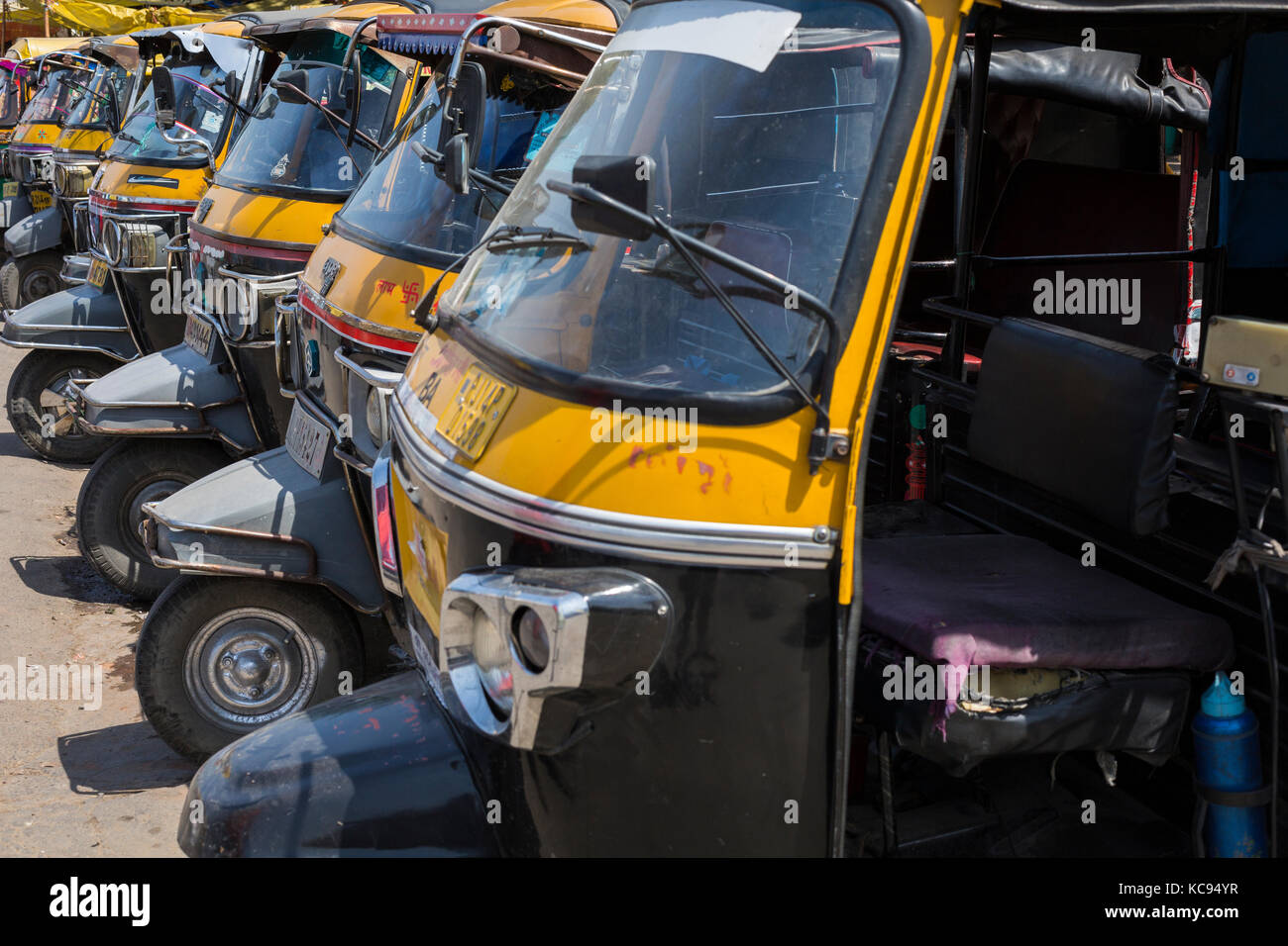 Jaipur, India - 18 settembre 2017: risciò motorizzati o "tuk-tuk' taxi su una strada di Jodhpur. Foto Stock