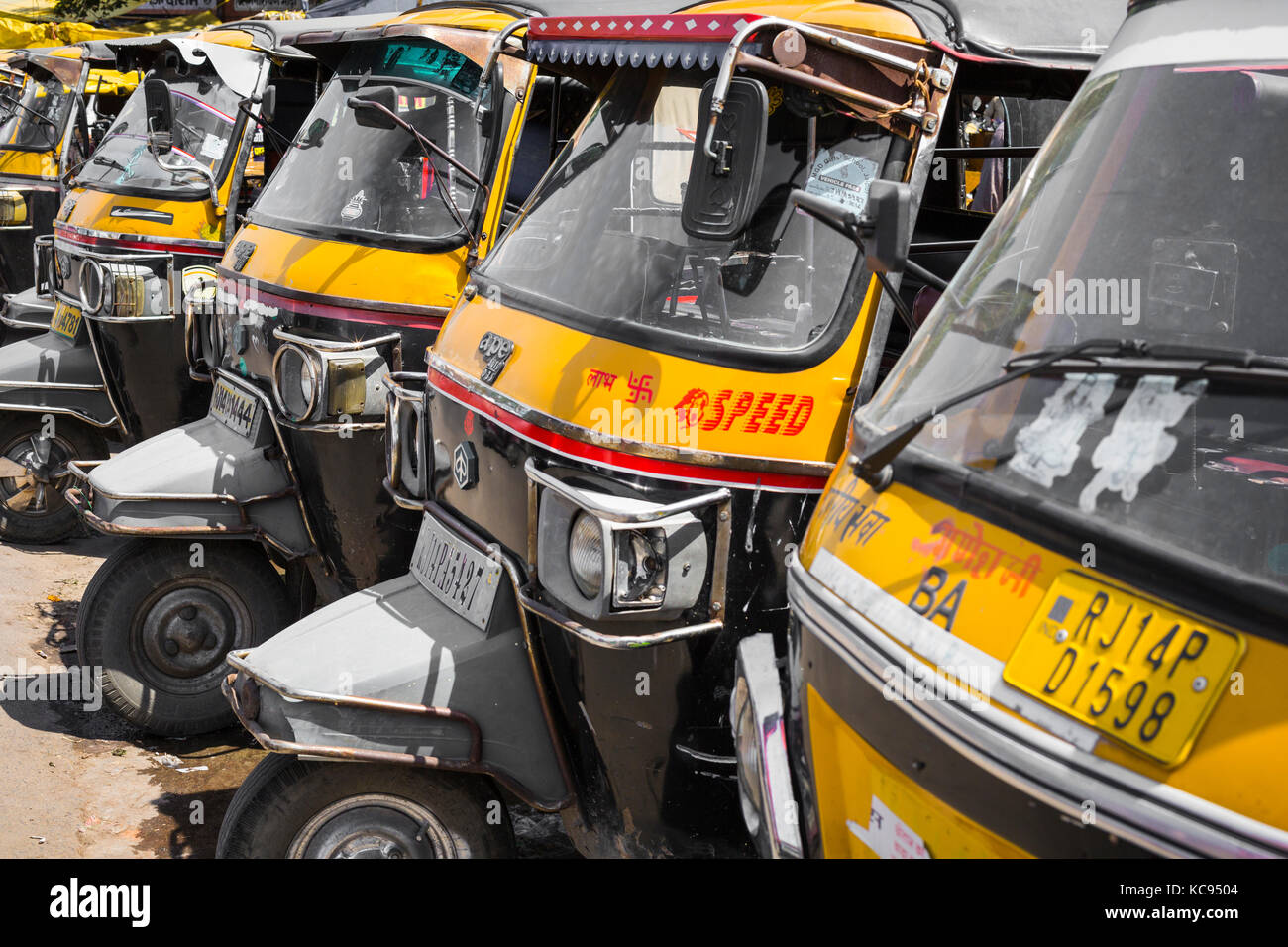 Jaipur, India - 18 settembre 2017: risciò motorizzati o "tuk-tuk' taxi su una strada di Jodhpur. Foto Stock