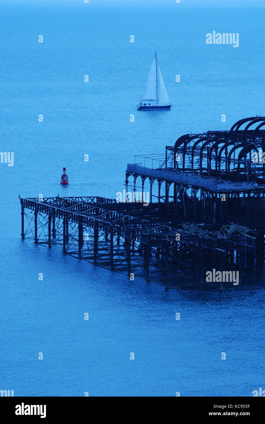 Immagine astratta della ruggine di elementi in ferro battuto dei derelitti Molo Ovest di Brighton Regno Unito Foto Stock