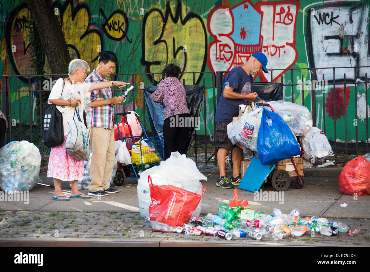 Raccoglitori raccolta di materiale riciclato, Chinatown, New York City, Stati Uniti d'America Foto Stock