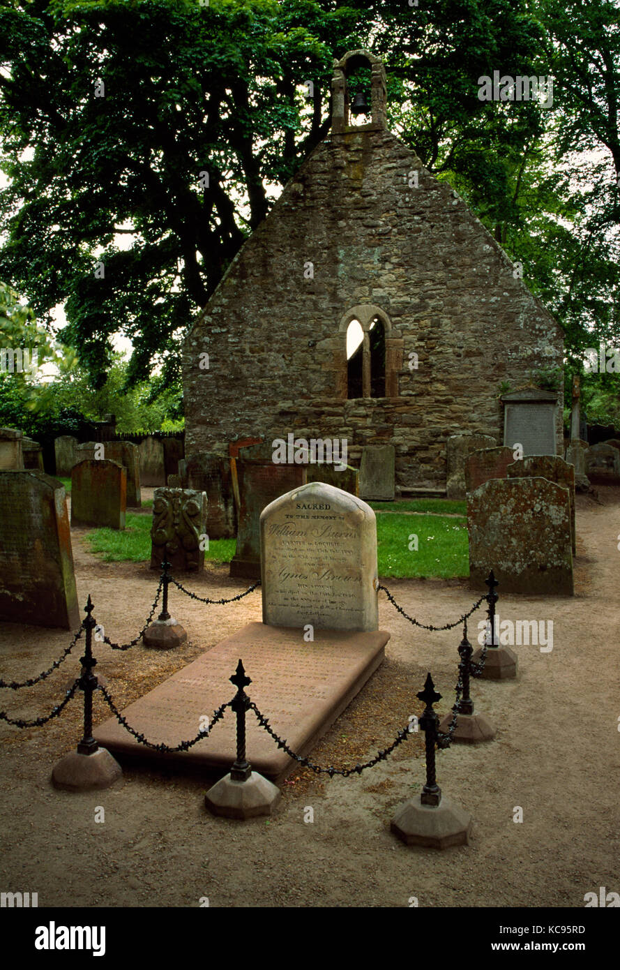 Tomba monumento a William Burns, (agricoltore Lochlie, d. Il 15 febbraio 1784, nel 63° anno della sua età), padre di Robert Burns, al vecchio Alloway Kirk. Foto Stock