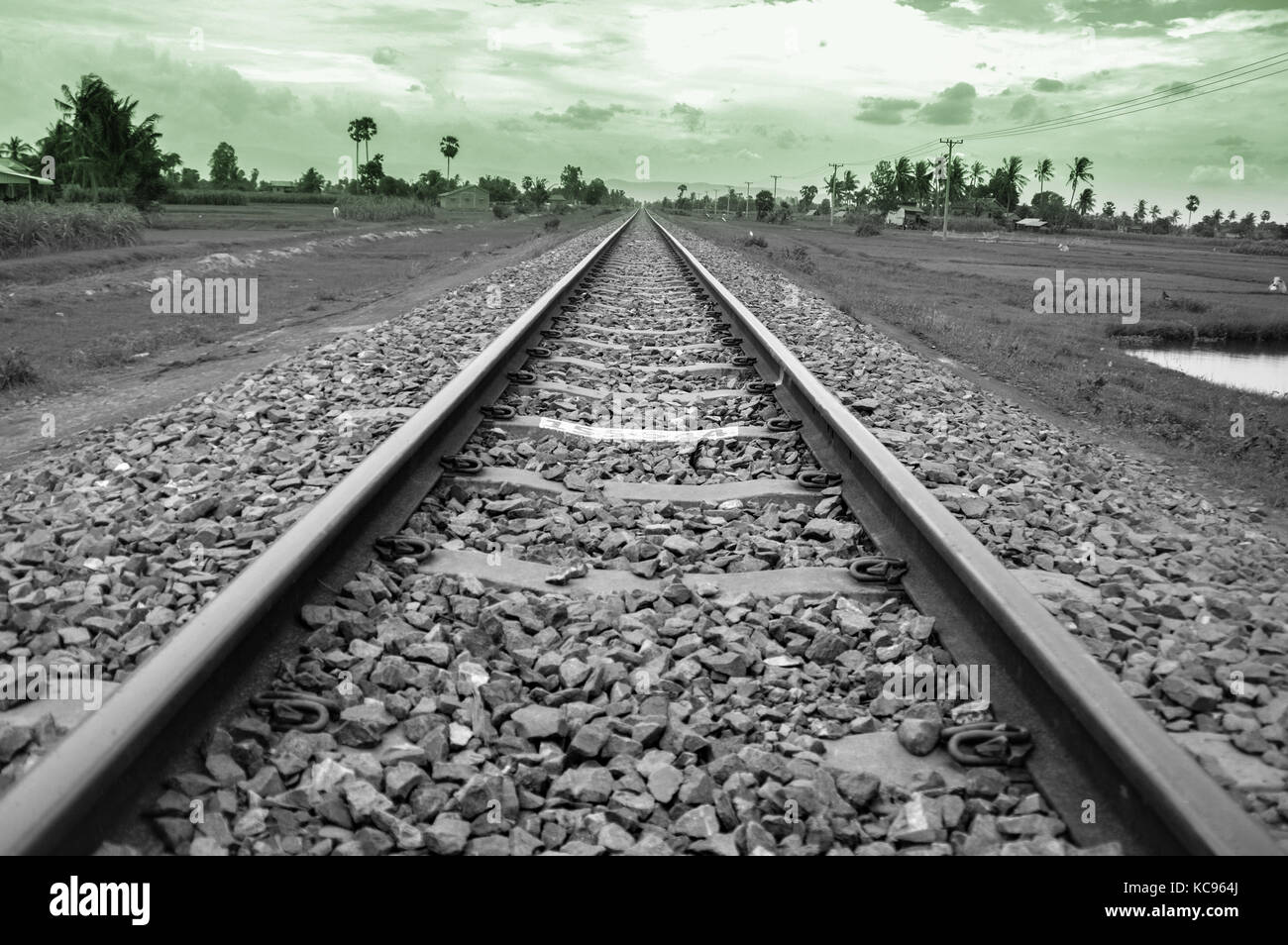 Vecchia ferrovia vie girato in bianco e nero a Kampot, Cambogia Foto Stock