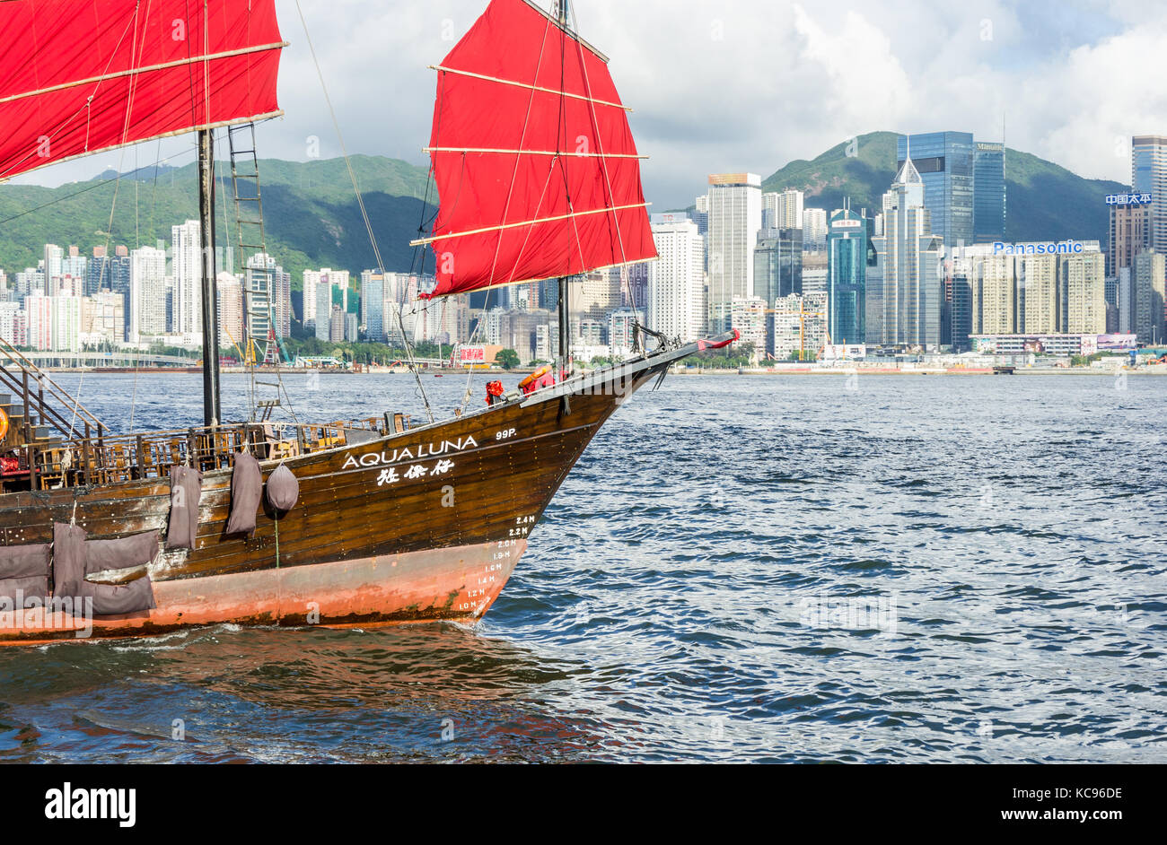 Aqualuna iconica nave con colore rosso brillante vele nel porto Victoria nella RAS di Hong kong Foto Stock