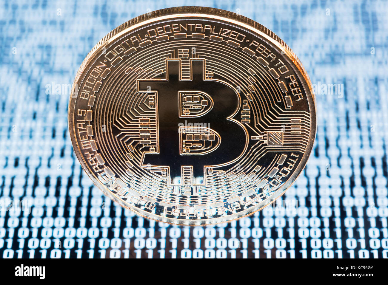 Bitcoin sul binario bianco sullo sfondo del codice Foto Stock