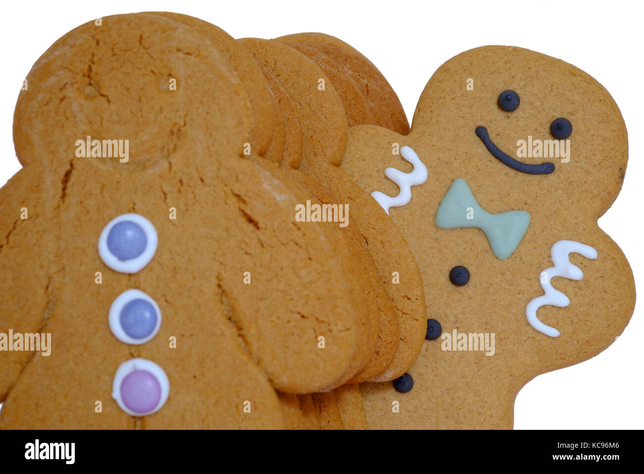 Una linea di panpepato gli uomini con uno di essi in piedi al di fuori della linea di taglio su sfondo bianco Foto Stock