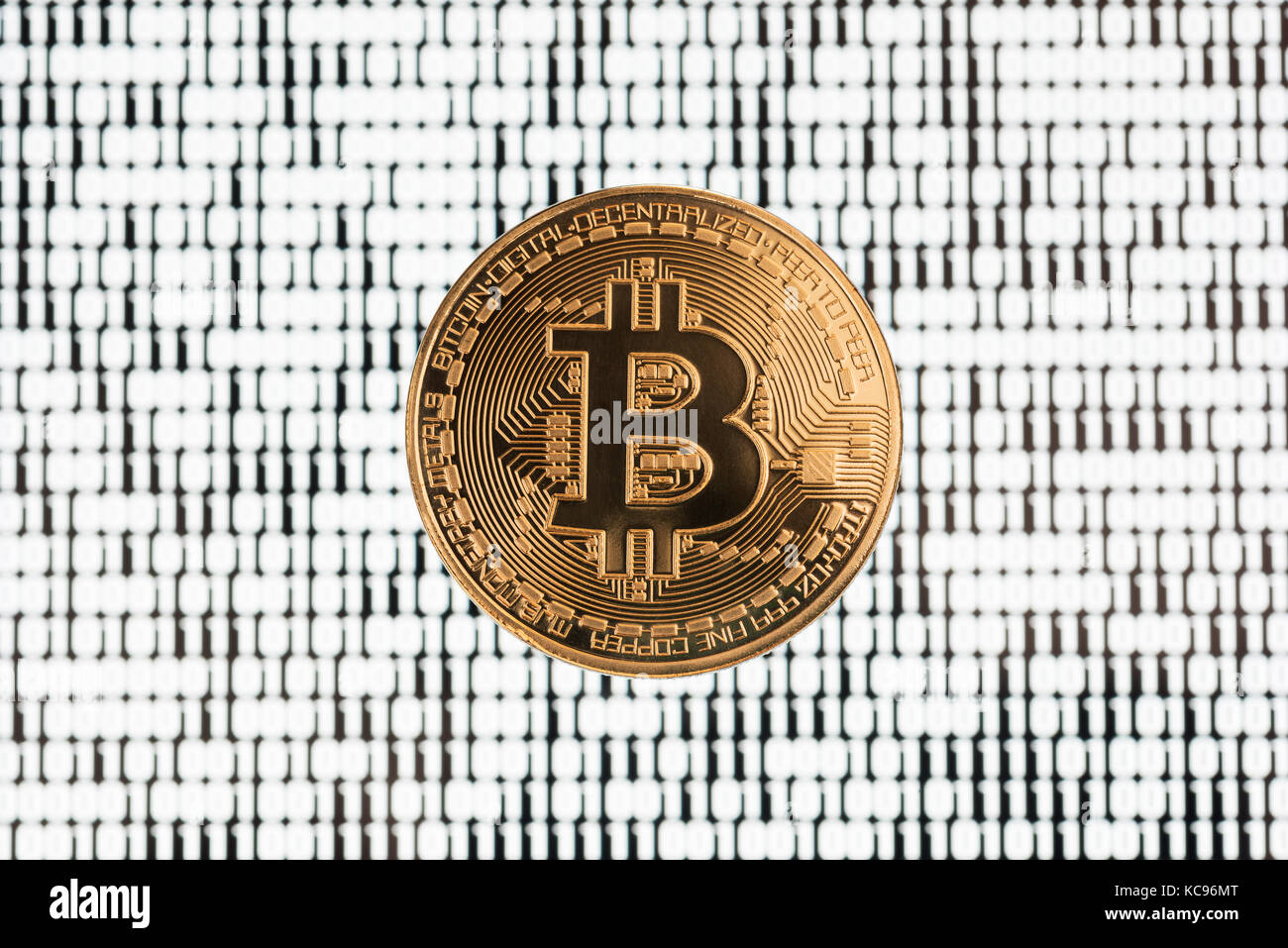 Bitcoin sul codice binario sfondo sfocato Foto Stock
