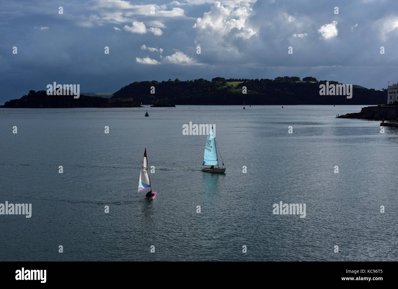 Guardando attraverso l'acqua a Plymouth per la prima scogliera in Cornovaglia Foto Stock