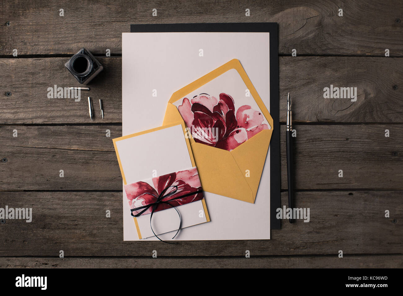 Gli inviti per le vacanze con le illustrazioni floreali Foto Stock