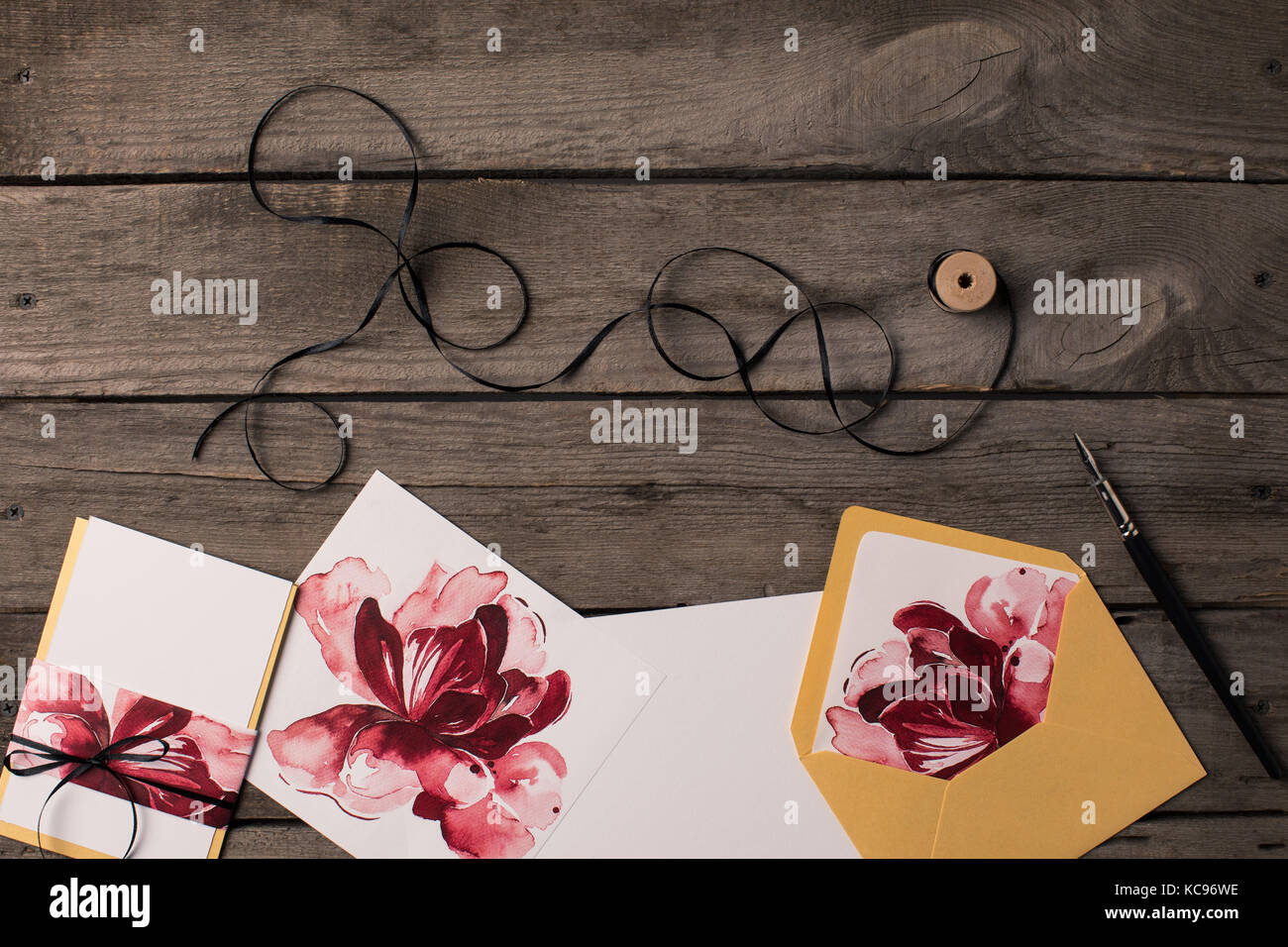 Gli inviti per le vacanze con le illustrazioni floreali Foto Stock