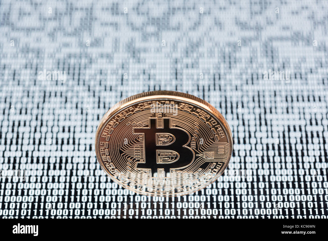 Bitcoin sul codice binario sfondo Foto Stock