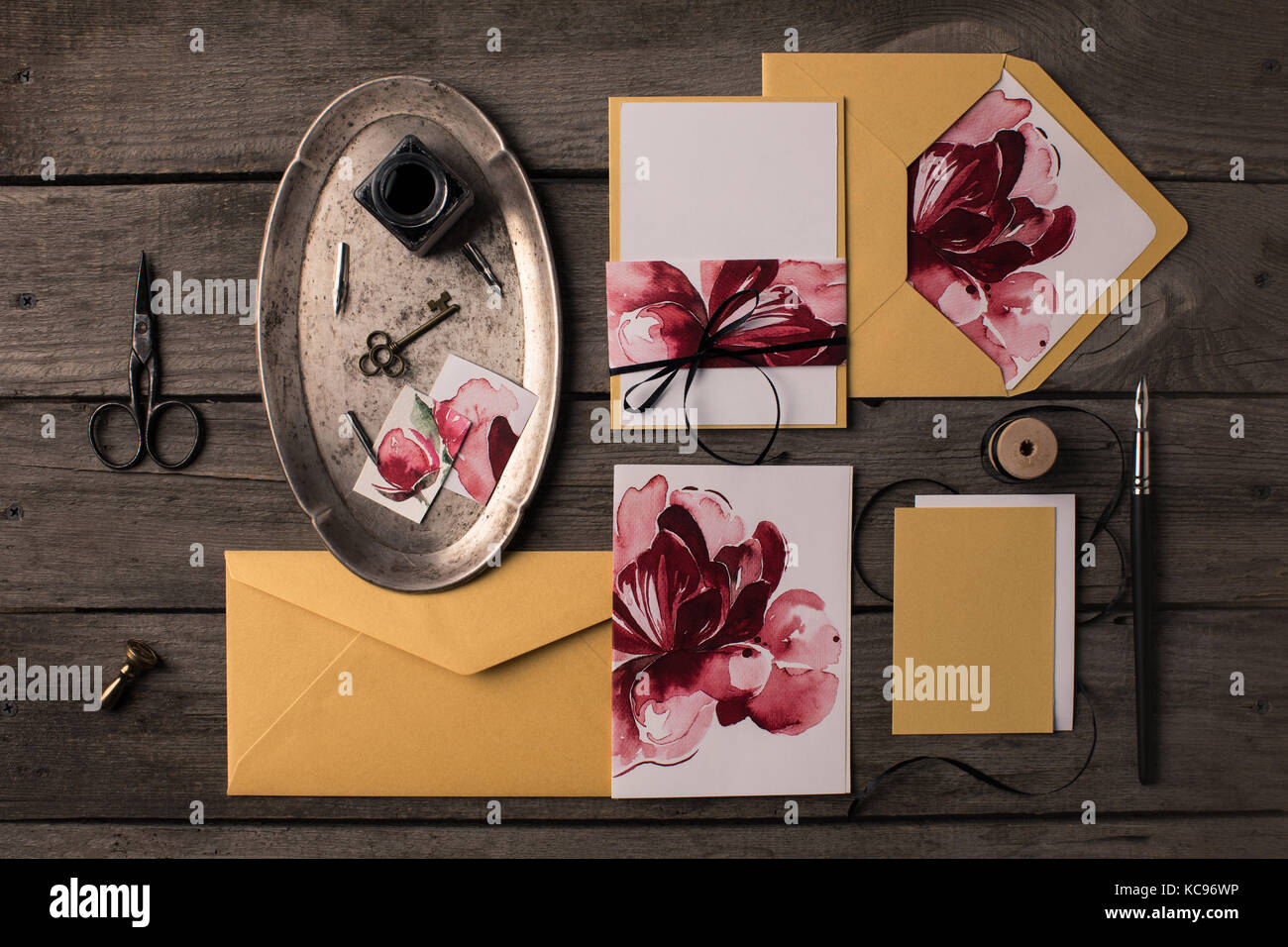 Gli inviti per le vacanze con le illustrazioni floreali Foto Stock