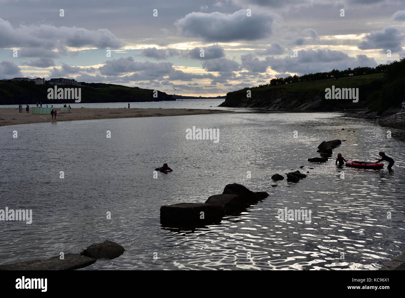 La spiaggia di Porth, Newquay, alta marea Foto Stock