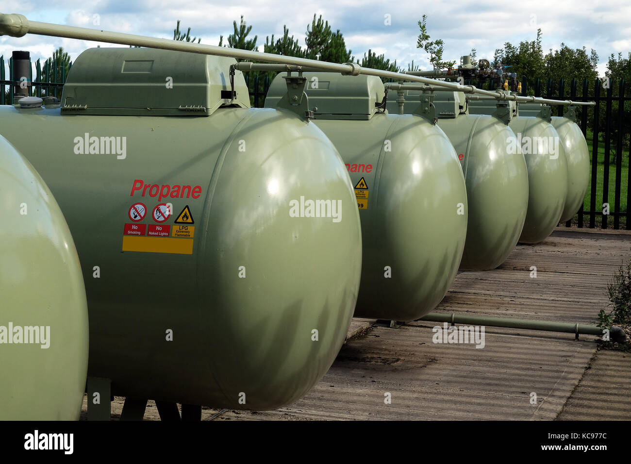 Il gas propano cisterne di stoccaggio in composto di sicurezza su camping park. Foto Stock