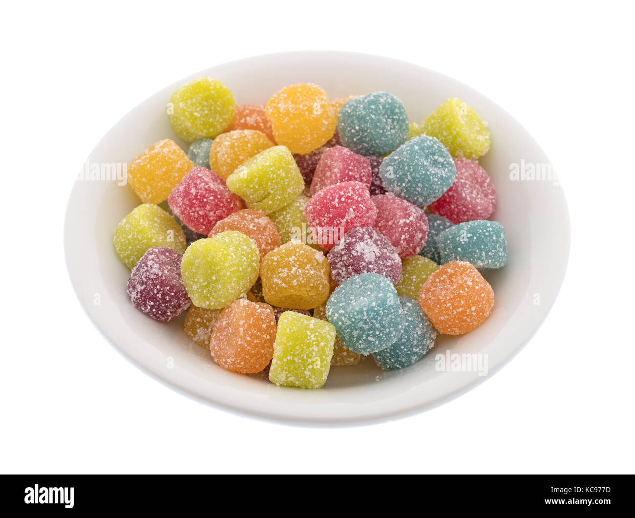 Una piccola ciotola riempita con rivestite con zucchero caramella gommosa isolato su uno sfondo bianco. Foto Stock