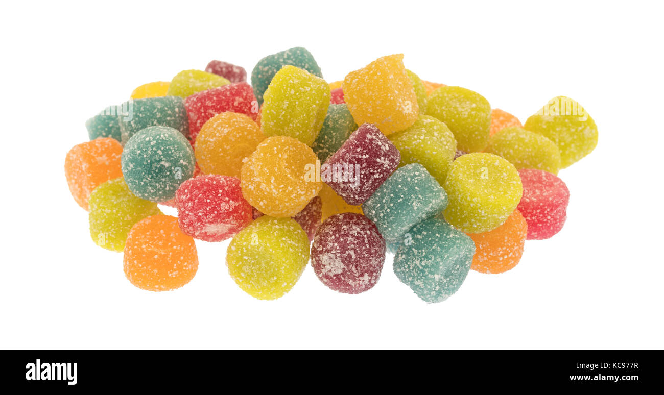 Una porzione di zucchero rivestite di caramella gommosa pezzi isolati su uno sfondo bianco. Foto Stock