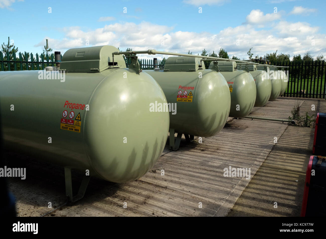 Il gas propano cisterne di stoccaggio in composto di sicurezza su camping park. Foto Stock