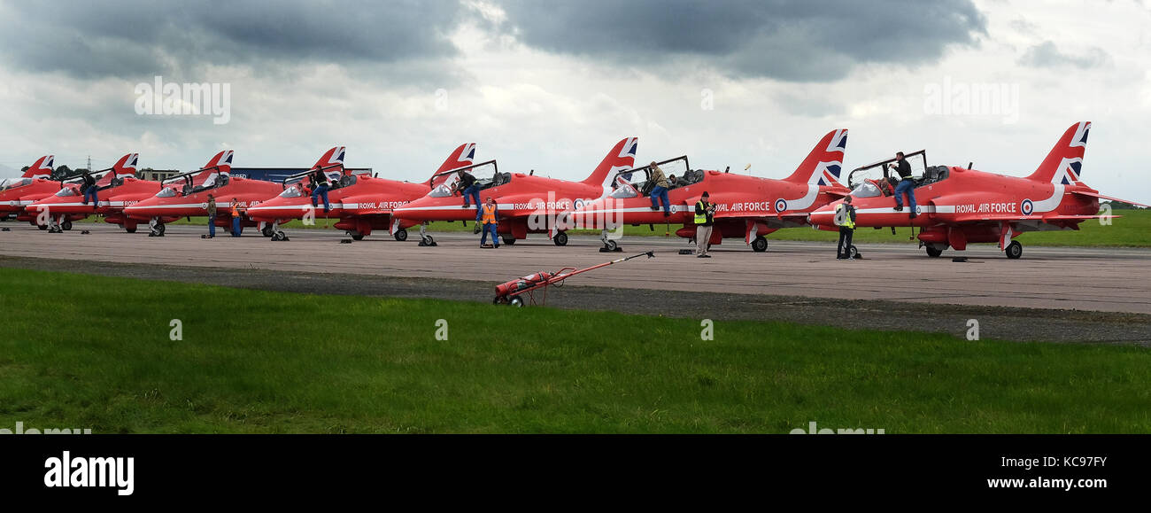 Il team RAF Red Arrows 2017 è in azione al salone aereo di Scampton. Foto Stock