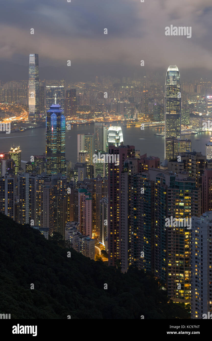Hong Kong il famoso skyline visto dal di sopra dal Victoria Peak di notte. Foto Stock